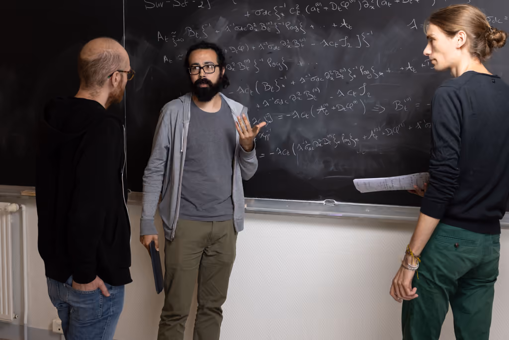 Преподаватель пишет формулы на доске